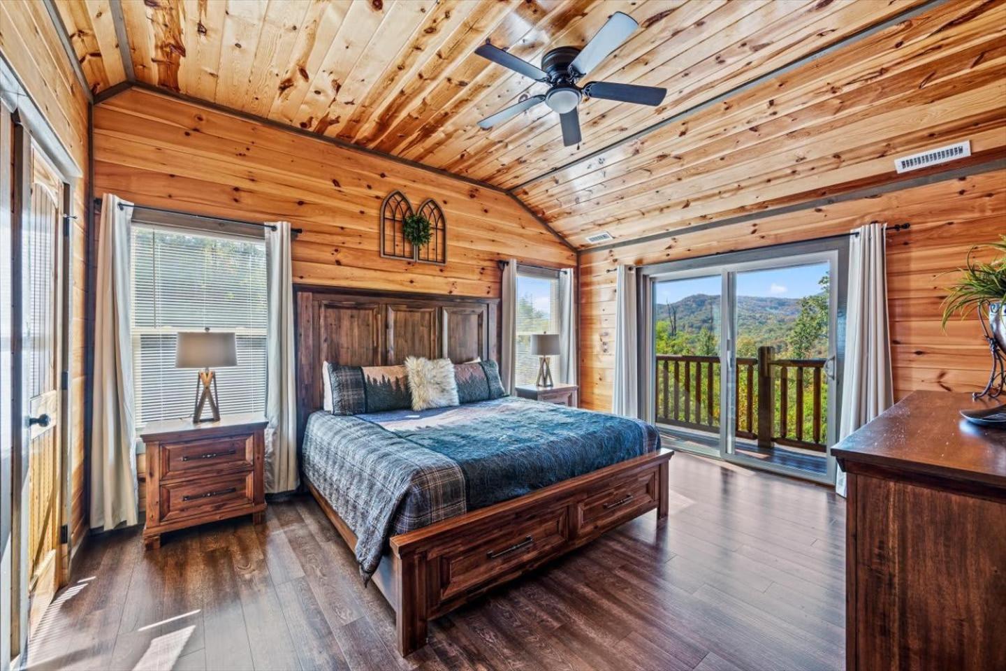 Indoor Pool, Volleyball Beach, Mountain View, Luxury Гетлинбург Екстериор снимка