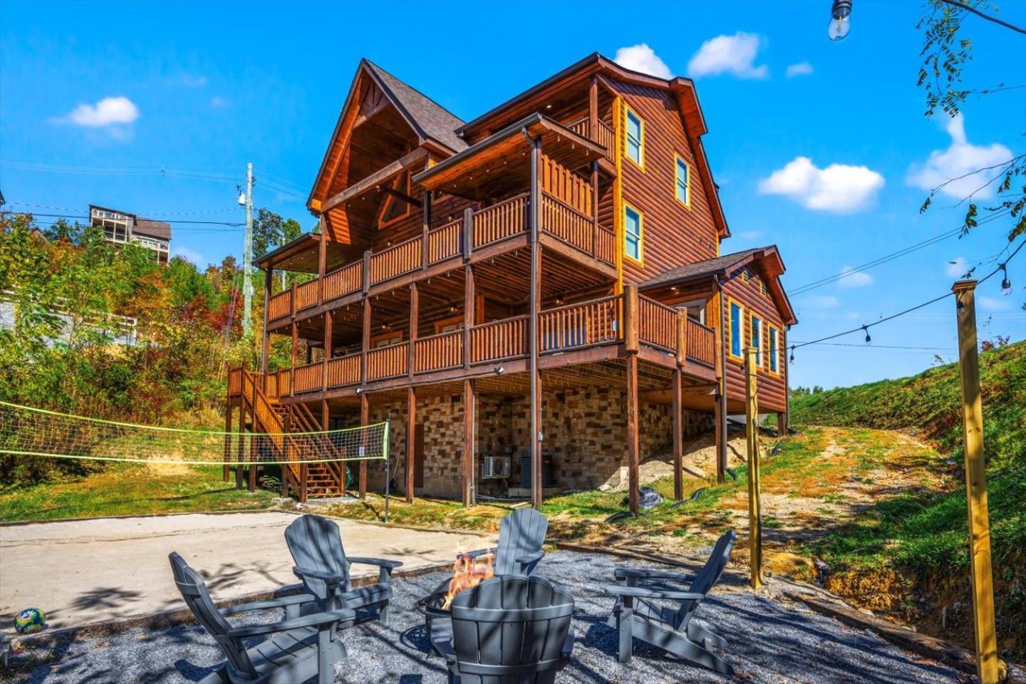 Indoor Pool, Volleyball Beach, Mountain View, Luxury Гетлинбург Екстериор снимка