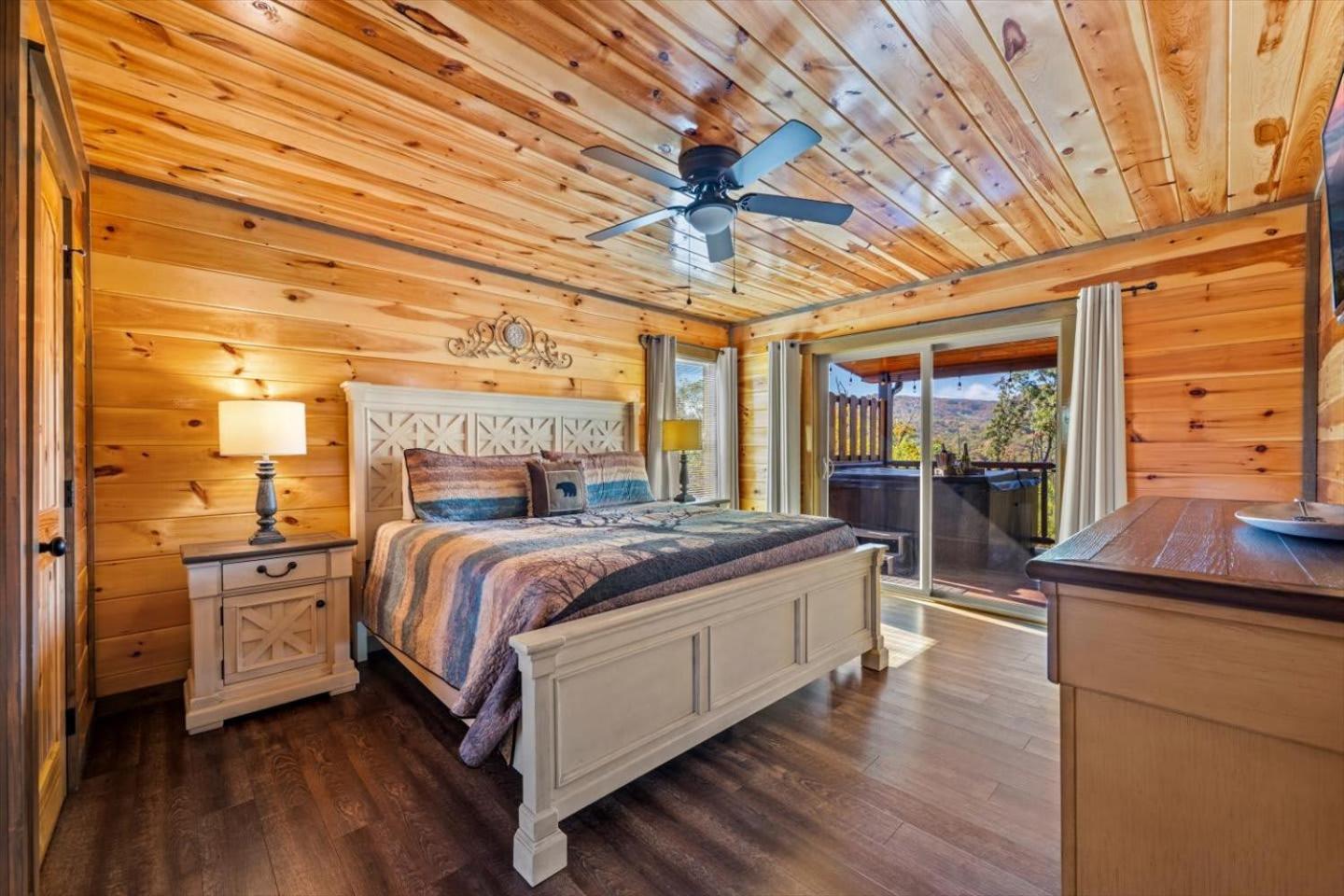 Indoor Pool, Volleyball Beach, Mountain View, Luxury Гетлинбург Екстериор снимка