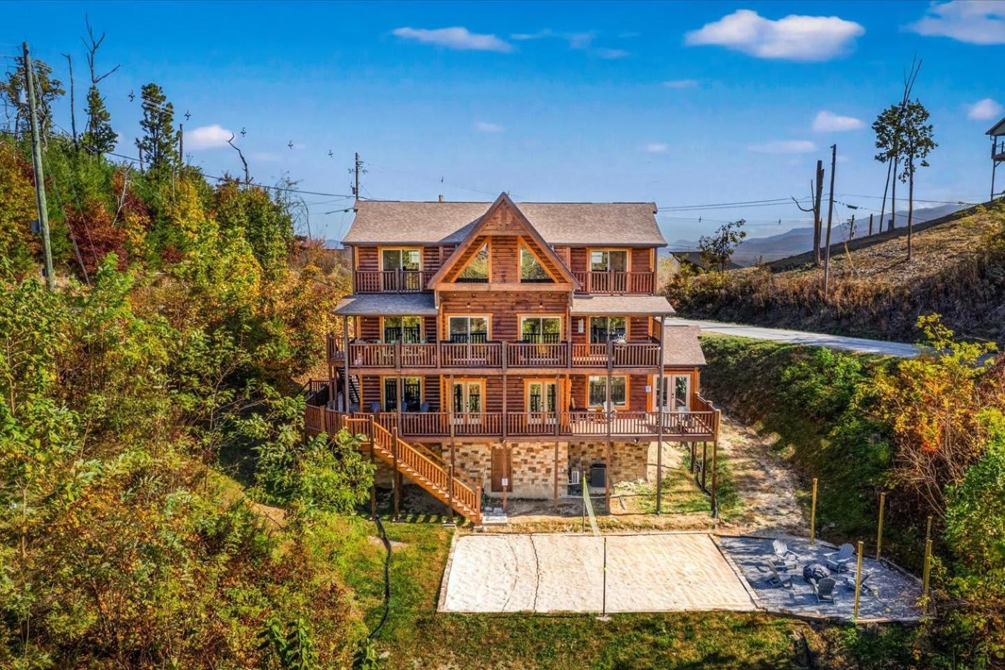 Indoor Pool, Volleyball Beach, Mountain View, Luxury Гетлинбург Екстериор снимка
